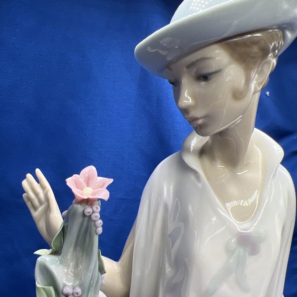 Large Lladro - 5175 “Lady Grand Casino" Missing A Flower